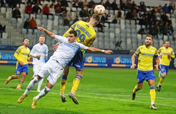 Domžalčani (v beli opremi) so imeli precej več strelov na gol kot 
Koprčani. Na fotografiji sta v  ospredju  Nardin Mulahusejnović in 
Maks Barišić.