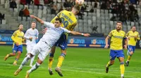 Domžalčani (v beli opremi) so imeli precej več strelov na gol kot 
Koprčani. Na fotografiji sta v  ospredju  Nardin Mulahusejnović in 
Maks Barišić.