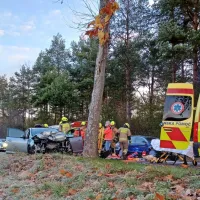 Zaspala in z avtom tre&scaron;čila v drevo