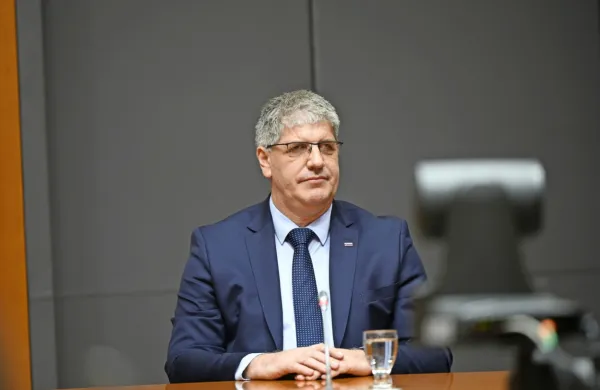 Pred preiskovalno komisijo DZ, ki preiskuje sume političnega 
vmešavanja v policijo, je danes pričal tudi minister za notranje 
zadeve Boštjan Poklukar. 