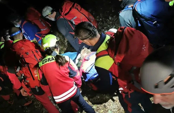 Združeni gorski reševalci so pomagali ponesrečeni planinki.