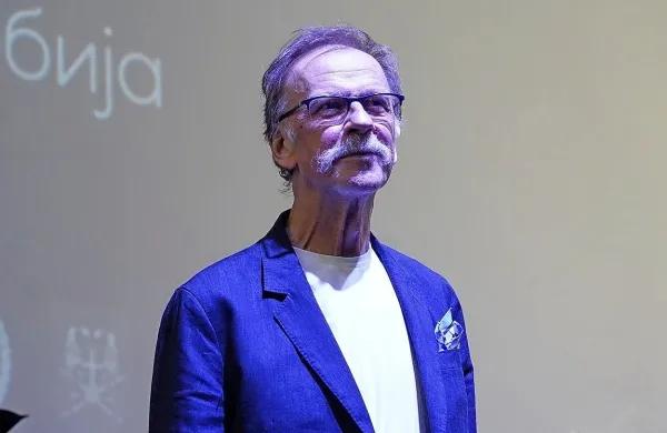 Še pred dobrim mesecem dni, 10. oktobra, se je Žarko Laušević v 
Beogradu udeležil premiere filma Heroji Halijarda, v katerem je 
odigral glavno vlogo.