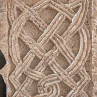 Kamniti spomeniki s pleteninasto ornamentiko so značilen okras 
zgodnjekrščanskih cerkva. Hrani Pokrajinski muzej Koper. 