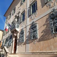 Palača Besenghi degli Ughi v Izoli, glavna ulična fasada z rokoko 
štukaturnimi dekoracijami in kovanimi okenskimi mrežami