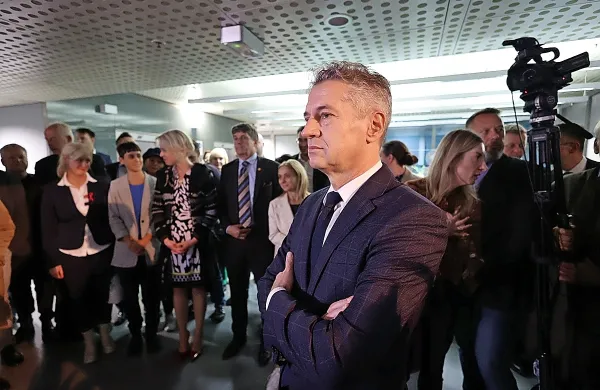 Premier Robert Golob je po pretresih v vladnih vrstah zdrsnil skoraj čisto na rep lestvice najbolj priljubljenih politikov.
