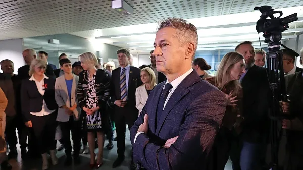 Premier Robert Golob je po pretresih v vladnih vrstah zdrsnil skoraj čisto na rep lestvice najbolj priljubljenih politikov.