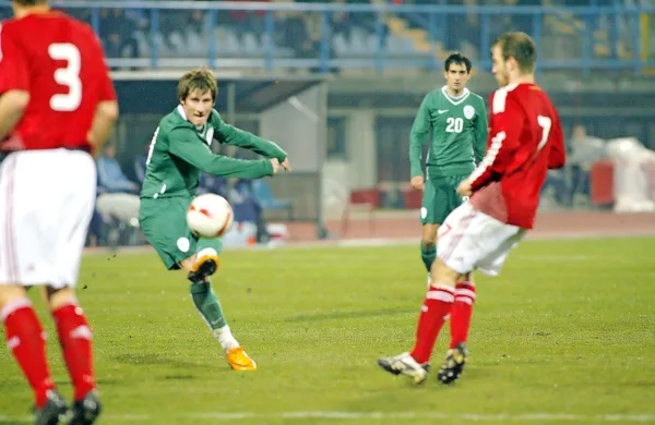 Tudi Valter Birsa (v zelenem dresu pri strelu) je bil februarja 2008  
med akterji prijateljske tekme  v novogoriškem športnem parku 
med Slovenijo in Dansko.  
