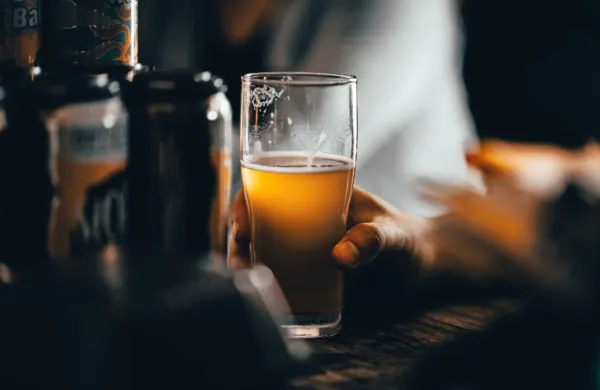 Alkohol je že kdaj v življenju pila petina   11-letnikov in večina 
15-letnikov.