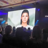 Uvod v plenarni del je pripadel digitalni Sophie, ki je zbrane pozdravila v angleščini in italijanščini, slovensko pa ji še ne gre.