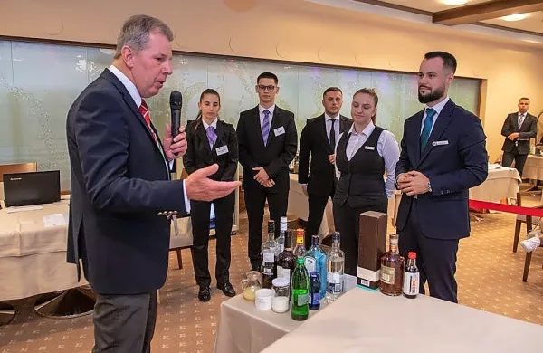  Kristijan Plavšić (prvi desno) je bil srebrn v tekmovanju mešanja 
pijač.