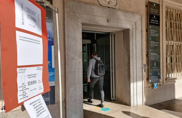 Na upravni enoti v Novi Gorici so včeraj stavkali, opravljali so le nujne zadeve. 