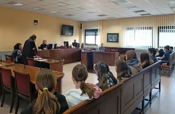 Za učence je  najzanimivejši del obiska sodišča simulacija kazenske 
obravnave.