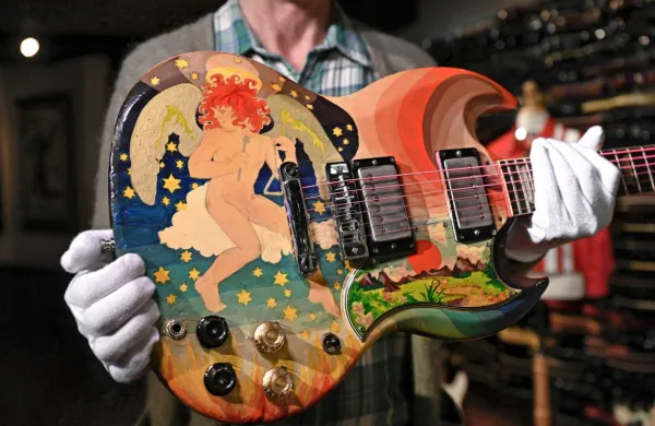Električna kitara Gibson SG iz leta 1964 je postala najdražja  kitara 
Erica Claptona, ki je bila kdajkoli prodana na dražbi.