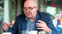 “S posebno obliko antisemitizma, ki smo se ga navzeli iz nekdanje 
socialistične Jugoslavije, je bil pri nas postavljen temelj sovraštva 
do države Izrael. Tudi zaradi mednarodne umestitve države kot 
vodilne članice neuvrščenega gibanja in bratenja z arabskim 
svetom,” poudarja zgodovinar dr. Renato Podbersič.