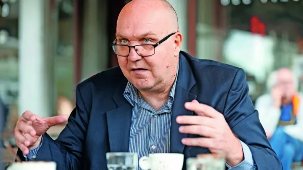 “S posebno obliko antisemitizma, ki smo se ga navzeli iz nekdanje 
socialistične Jugoslavije, je bil pri nas postavljen temelj sovraštva 
do države Izrael. Tudi zaradi mednarodne umestitve države kot 
vodilne članice neuvrščenega gibanja in bratenja z arabskim 
svetom,” poudarja zgodovinar dr. Renato Podbersič.