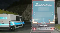 Srbska špedicija je tokrat prevažala  donosen “tovor”.  Med 20 Kurdi so bile tudi ženske in otroci. 