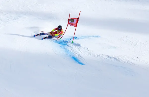 Odpovedan prvi smuk alpskih smučark pod Matterhornom