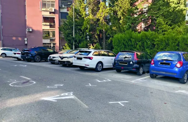 Na parkirišču pred bloki na Srebrničevi ulici se je zgodila 
tragedija.
