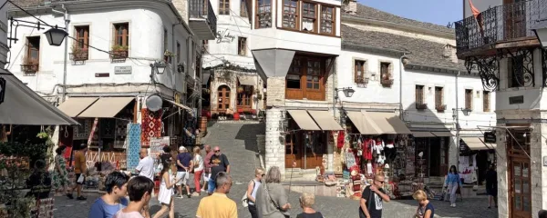 

Mesto Gjirokastro, imenovano Stone Town - Kamnito mesto, je rojstno mesto nekdanjega diktatorja Enverja Hoxhe. 