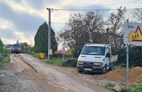Pod okriljem zdajšnjih gradbenih del v zaselkih na Marezigah ne 
bodo uredili pločnika, ker občina (še) nima v lasti zemljišč ob cesti 
in za to predvidenega denarja v proračunu. 