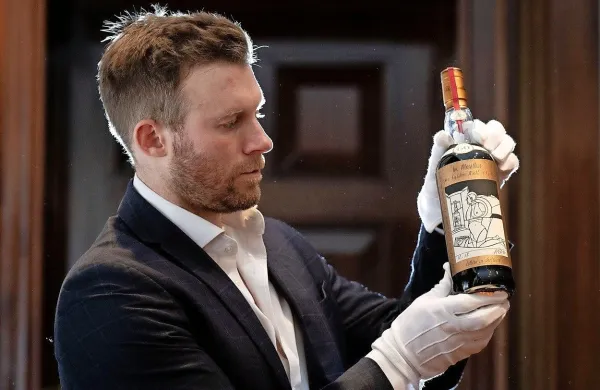Steklenico škotskega viskija The Macallan 1926 so v soboto na 
dražbi v Londonu prodali za rekordnih 2,1 milijona funtov oziroma 
nekaj manj kot 2,5 milijona evrov. Foto: Profimedia