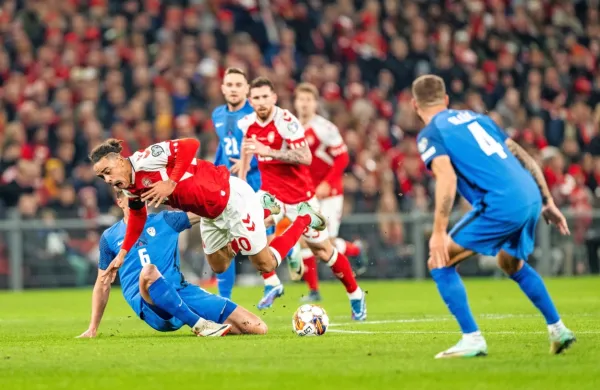 Slovenski nogometaši (v modri opremi) so petkov poraz (1:2) iz 
Köbenhavna  že arhivirali. Nocoj imajo v Stožicah še vedno prav 
vse v svojih nogah. 