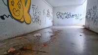 Notranjost podhoda zaudarja  po urinu, grafiti na stenah so še 
najmanj moteči.