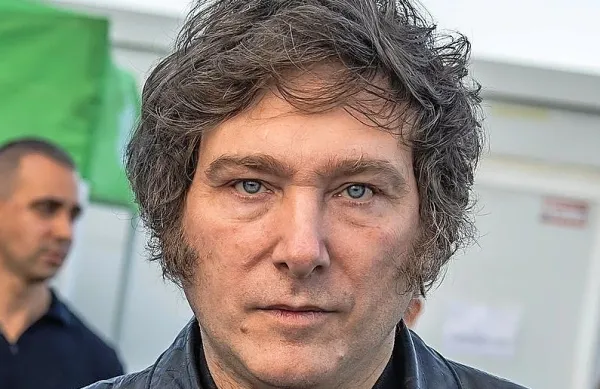 Argentinski volilci so v nedeljo v drugem krogu na položaj 
predsednika države izvolili desničarskega populista Javierja Mileija, ki je prejel 55,7 odstotka glasov.