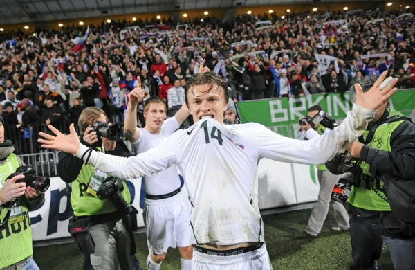 Zlatko Dedić po tekmi z Rusijo v Mariboru leta 2009, za njim je 
Valter Birsa.