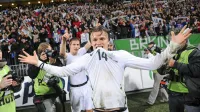 Zlatko Dedić po tekmi z Rusijo v Mariboru leta 2009, za njim je 
Valter Birsa.