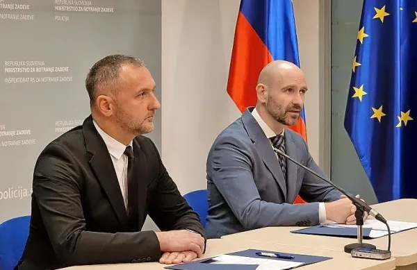  Primož Podbelšek (levo) in  Robert  Tekavec  sta  včeraj predstavila 
podrobnosti  kriminalistične  operacije  Mozaik  2023,  med katero  so  
prišli  tudi  do osmih  osumljenih  slovenskih  državljanov. 