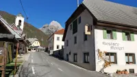 Ložani so se prilagodili, pitno vodo imajo na voljo v cisterni, 
dostavljajo jim tudi ustekleničeno. 