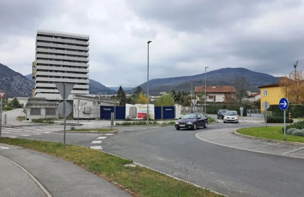 Novembra letos naj bi podjetje K. Tivoli začelo z gradnjo tretje 
stolpnice na Majskih poljanah, a dela še niso stekla.