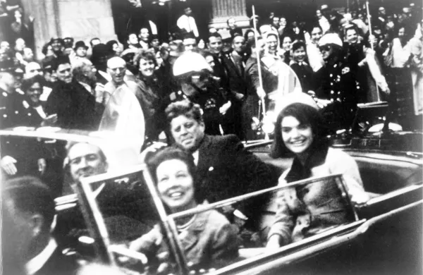 John F. Kennedy nekaj trenutkov pred usodnimi streli