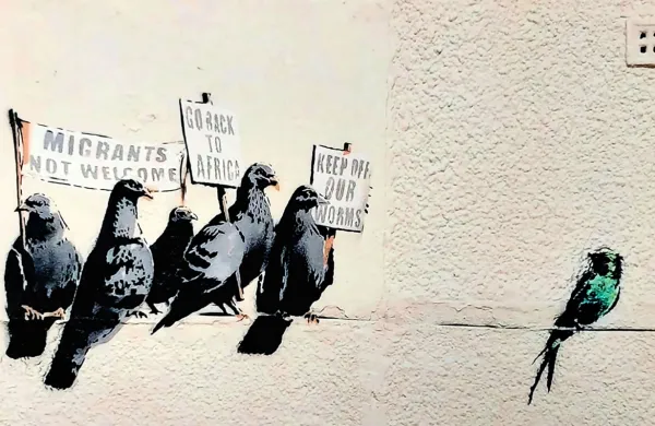 Banksy je zaslovel s serijo satiričnih grafitov, ki so se pojavili na 
stavbah po vsej državi. Velja za enega najbolj znanih svetovnih 
umetnikov, čeprav se je odločil, da njegova identiteta, vsaj 
uradno, ostane neznana.
