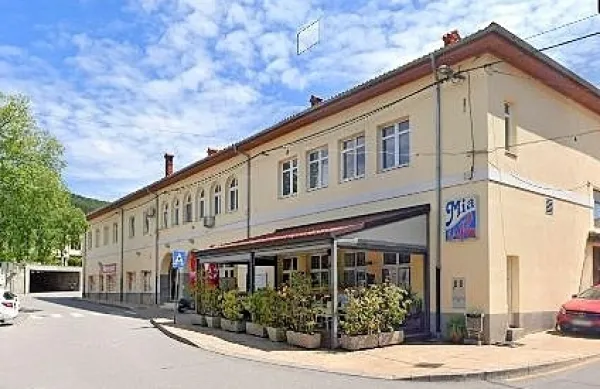 Krajevna skupnost Dekani oddaja trisobno stanovanje v večnamenski stavbi na naslovu Dekani 210.
