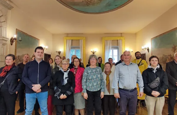 Člani kolektiva in različni podporniki so včeraj stopili ob bok Iztoku Babniku, ravnatelju Glasbene šole Koper, in peticiji za nujno reševanje 
prostorske stiske. 
