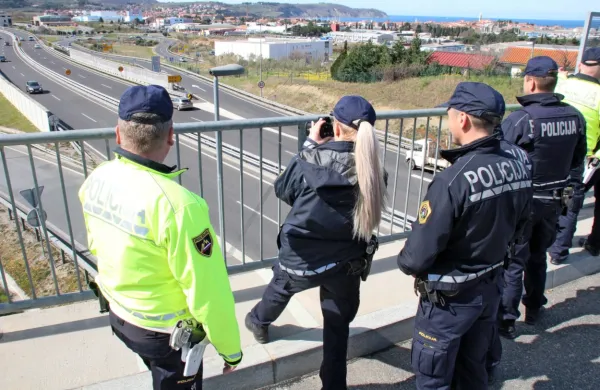 Policisti lahko  z  napravami    izmerijo hitrost vozil, lahko pa določijo  tudi varnostno razdaljo, na kateri vozijo  
vozniki   za drugim vozilom. 