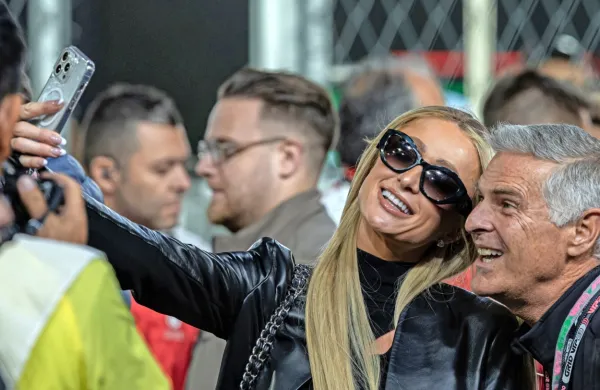Tekmo so obiskali številni slavni Američani (na fotografiji je Paris 
Hilton).
