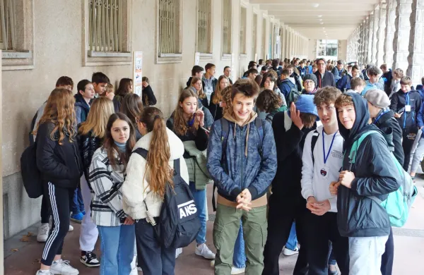  Pred občinsko stavbo se je zbralo približno 300 devetošolcev, ki so 
se nato razkropili na razne lokacije, kjer so jim predstavljali  
poklice.   