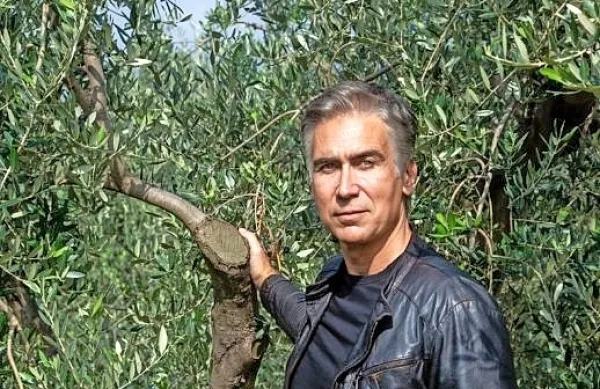 Jan Plestenjak je navezan na posebno mizo