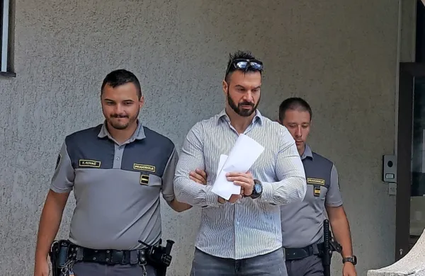 Gera  Mladenov (med  pravosodnima  policistoma)  naj  bi  Izolana  
skupaj  s  Slavkom Dimitrijevićem  in  še  neznanim  sostorilcem  
izsiljeval  za  vrtoglave  vsote  denarja.  Oba obtožena  krivdo  zanikata.  