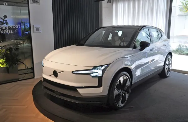 Volvov trgovec v Sloveniji je za kratek čas iz Švedske dobil en 
primerek najnovejšega električarja EX30, ki smo si ga pobliže 
ogledali.