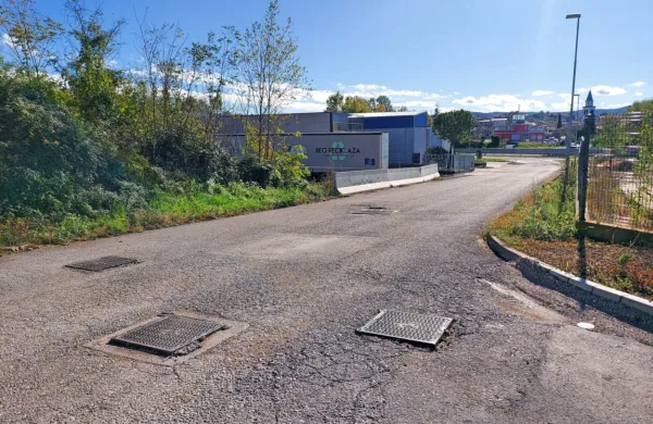 Občina bi ves osebni in tovorni promet  v PC Gojače usmerila na 
javno pot, kjer vozniki trenutno  vijugajo mimo dvignjenih  
jaškov. 