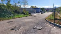 Občina bi ves osebni in tovorni promet  v PC Gojače usmerila na 
javno pot, kjer vozniki trenutno  vijugajo mimo dvignjenih  
jaškov. 
