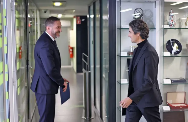 Minister za finance Klemen Boštjančič (levo) je pojasnil, zakaj so 
želeli zamrzniti usklajevanje socialnih transferjev. Desno minister 
za delo Luka Mesec. 