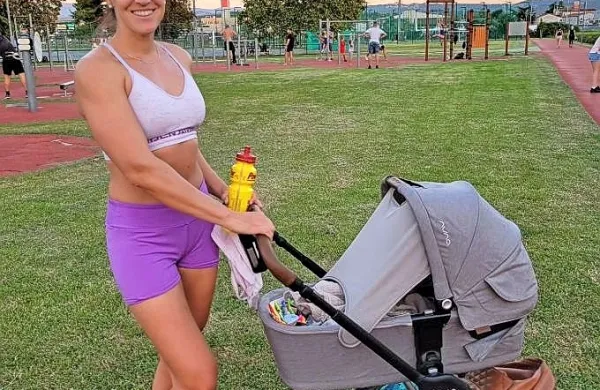 Anja Osterman na treningih s sinčkom Arijem