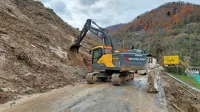 Državna cesta pod plazom pri Mostu na Soči bo zaprta še dva do tri 
tedne.