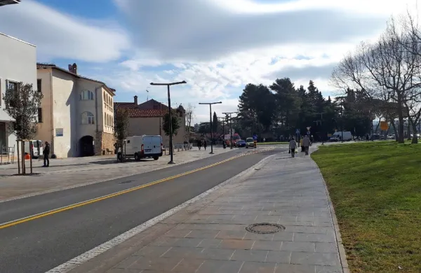 Od ponedeljka, 27. novembra, do predvidoma četrtka, 30. novembra, bo zaradi obnove prehodov za pešce popolnoma zaprt del 
Pristaniške ulice od krožišča z Ljubljansko cesto pri Mudi do 
krožišča s Piransko cesto pri tržnici. 