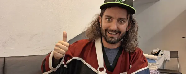 Christopher Bowes si je nekaj dni pred turnejo zlomil zapestje. 
Kljub temu vsak dan stoji pred oboževalci in jim pripravi nepozabno doživetje.